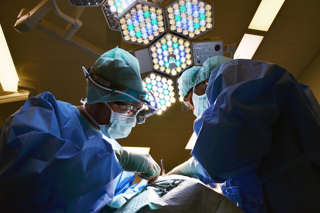 Surgeon performing surgery – highest paying job in Pakistan 2025